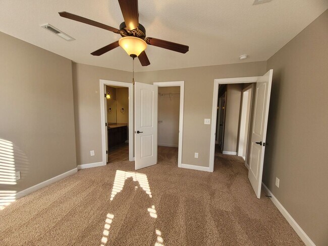 Building Photo - - Majestic 3 Bedroom 2.5 Bath + Bonus Room...