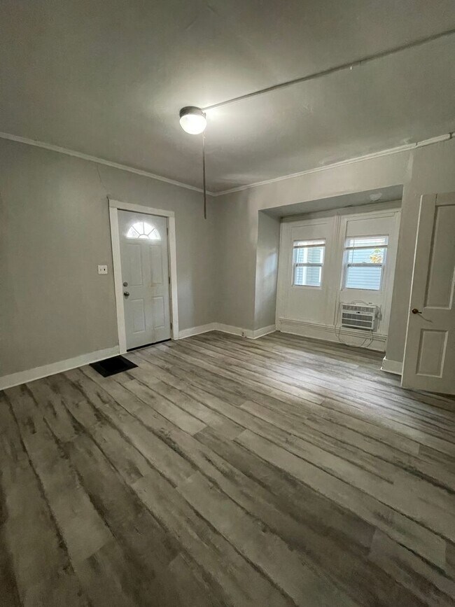 Building Photo - 909 Merchant St