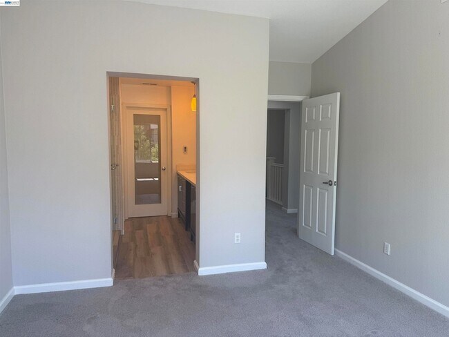 Building Photo - 3162 Golden Crest Common