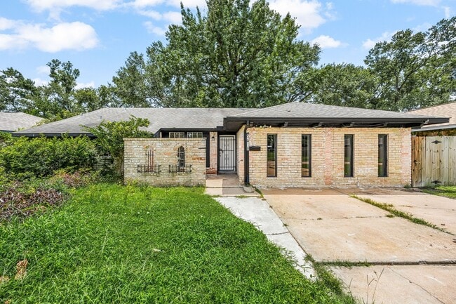 Building Photo - 5618 Briarwick Ln