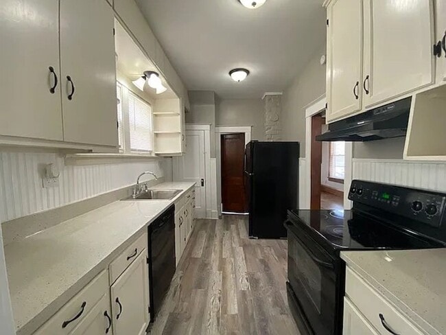 Building Photo - Big 2BR with appliances, nicely updated! Great for students or professor.