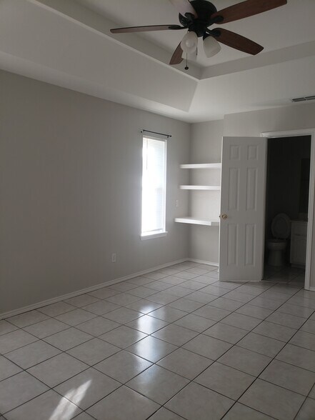 Building Photo - 1105 Lexington Cir