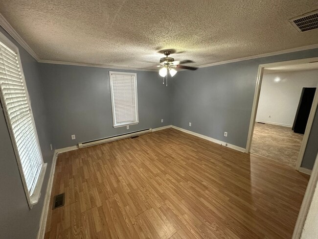 Building Photo - 3 bed 2 bed house in Henrico! Big yard, la...