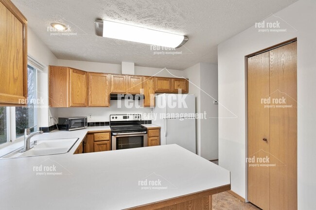 Building Photo - 1323 N Mitchell Rd