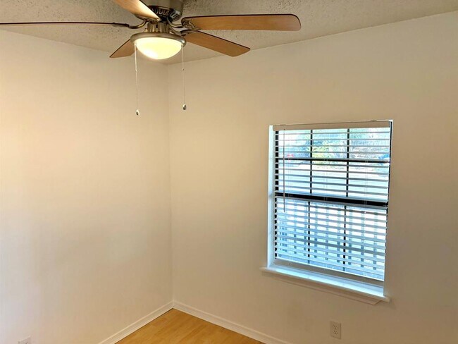 Building Photo - 1123 Christie Dr