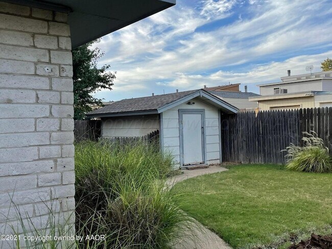 Building Photo - 5712 SW 48th Ave