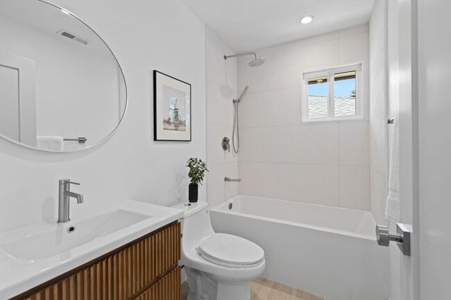 Building Photo - 810 W California Way