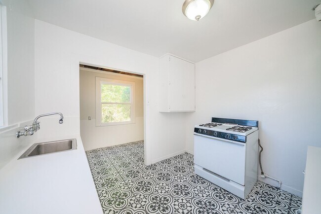 Building Photo - 2339 Norwalk Ave