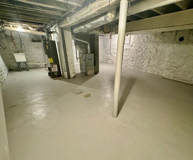 Building Photo - Newly Renovated 2 Bed, 1 Bath Home with Bonus Room - Conveniently Located, Central Heat - Availab...