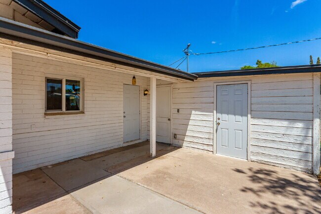 Building Photo - Beautifully updated 4 bed 2 bath Single Fa...