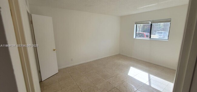 Building Photo - 2026 NW 43 Terrace