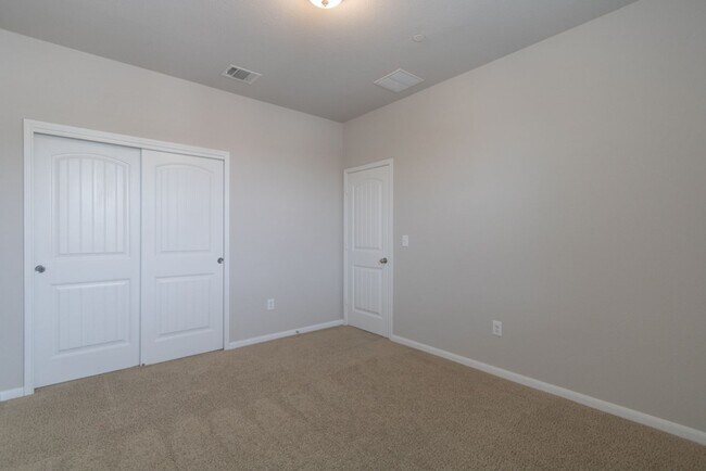 Building Photo - 2880 Donnell Dr