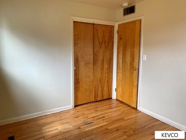 Building Photo - Ranch-Style Home in Campus West