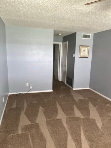 Building Photo - 105 Spring Lake Ct