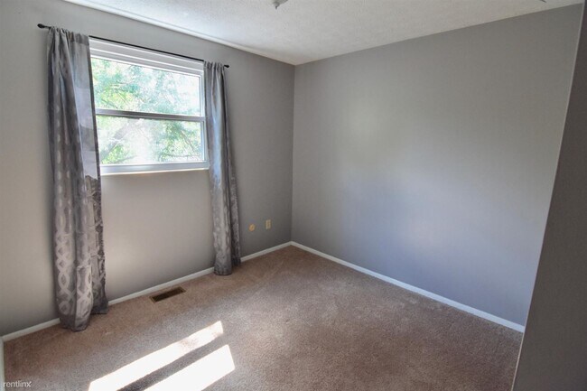 Building Photo - 3 br, 1.5 bath Townhome - 2953 Rushbury Drive