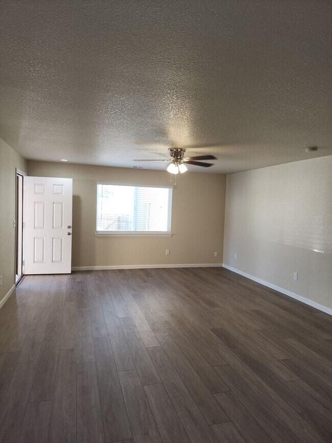 Building Photo - 2 Bedroom 1 Bath with Washer and Dryer Hook-ups
