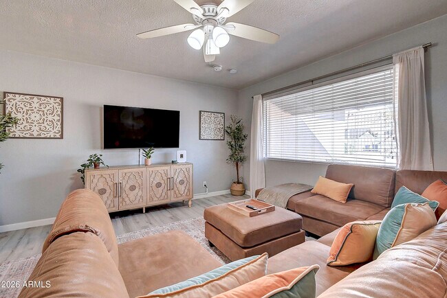 Building Photo - 1027 W 19th St