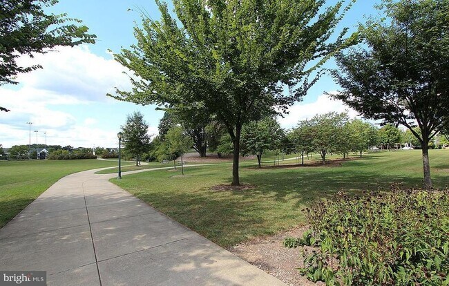 Building Photo - 537 Longhorn Crescent