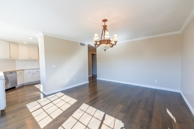 Building Photo - 3 Bedroom & 2 Bathroom