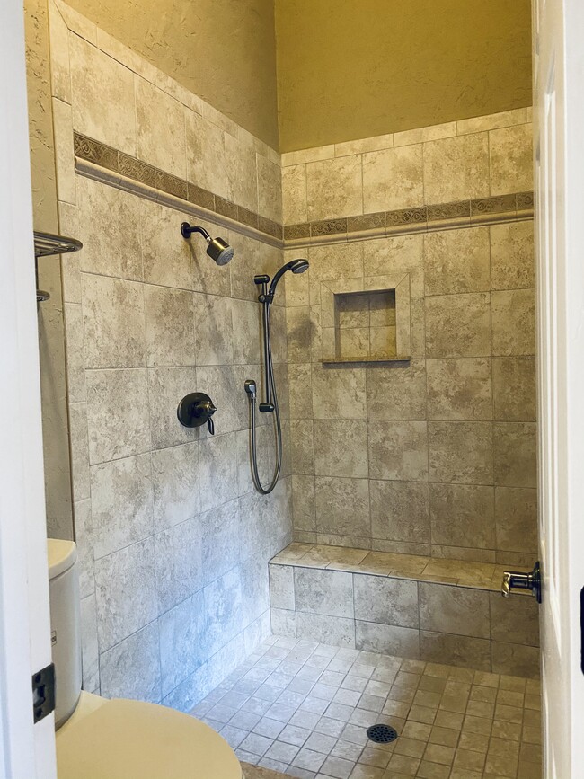 Large master shower w/sitting bench - 556 Wekiva Cove Rd