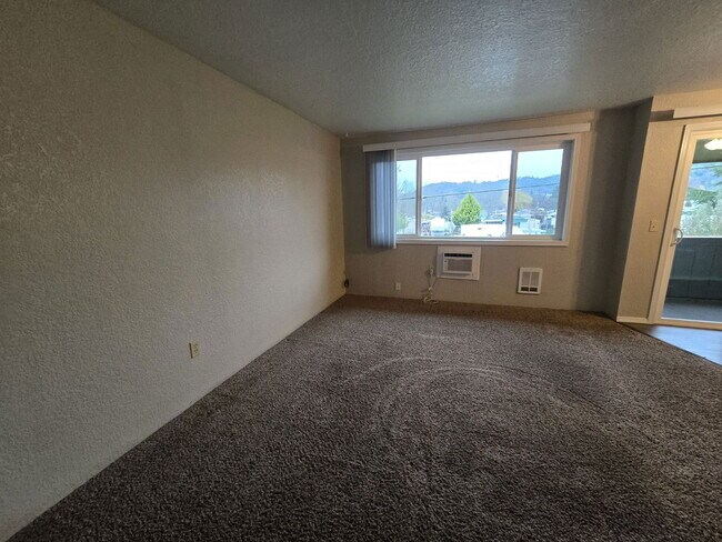 Building Photo - 146 NE Atkinson Ct