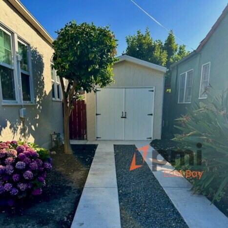 Building Photo - Inviting 2BD Craftsman Bungalow w/ New HVA...