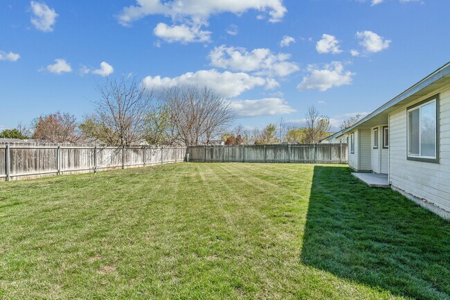 Building Photo - 8210 Waterside Ave