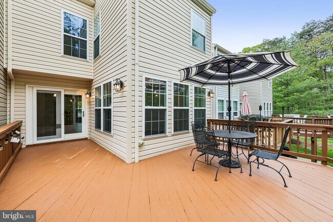 Building Photo - 8727 Thornbrook Dr