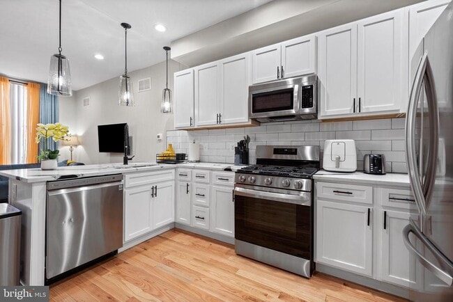 Building Photo - 2219 E Chase St