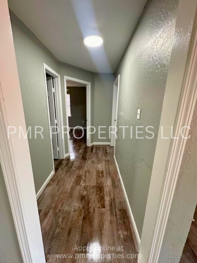 Building Photo - 2 Bedrooms / 1 Bathroom House