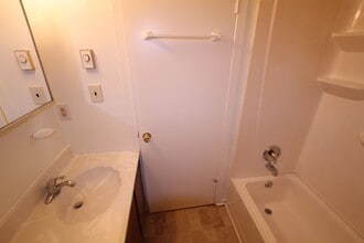 Building Photo - Spacious & Well-Maintained Home