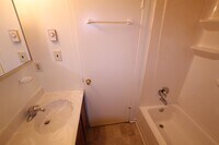 Building Photo - Spacious & Well-Maintained Home