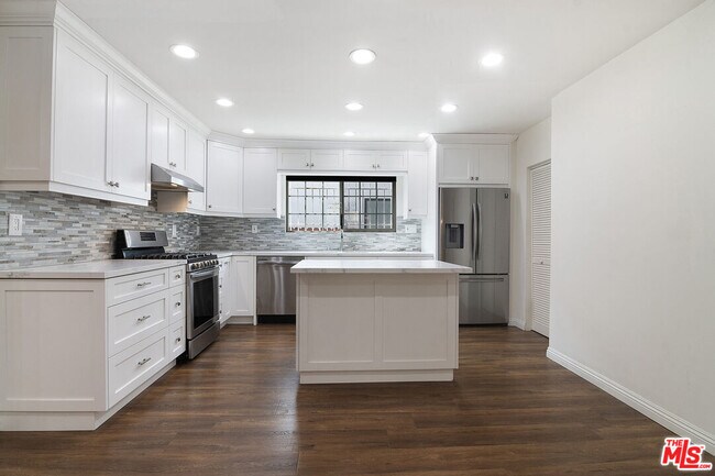 Building Photo - 328 S Sycamore Ave