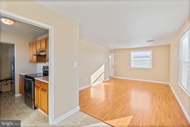 Building Photo - 1224 Guildford Rd