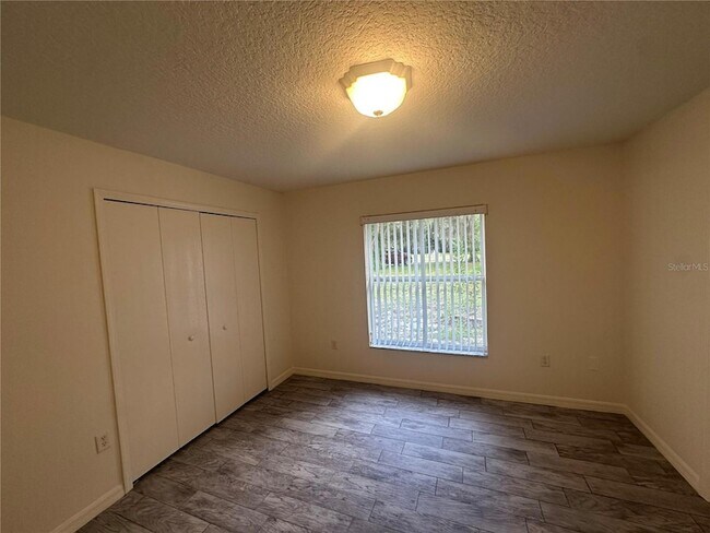 Building Photo - 809 Dennis Ave