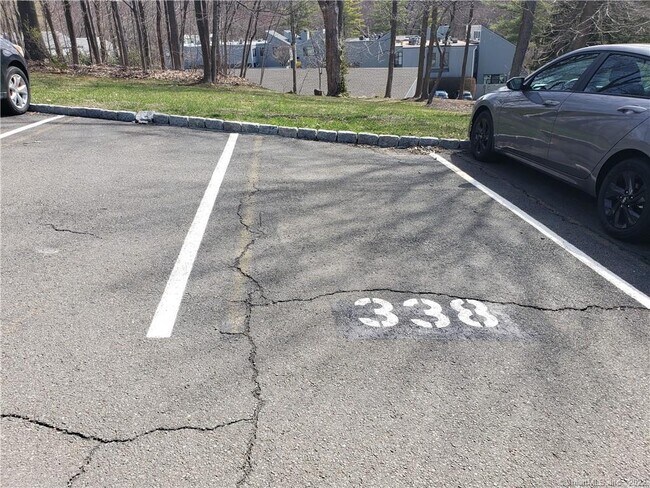 Building Photo - 7 Redwood Ln