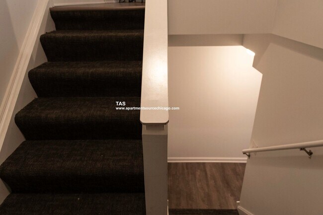 Building Photo - Massive Condo Quality 2 Bed / 2.5 Bath Duplex Down in Wrigleyville!