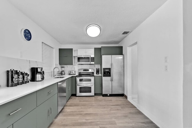 Building Photo - 730 N 72nd Terrace