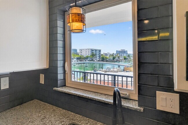 Building Photo - 8125 Crespi Blvd