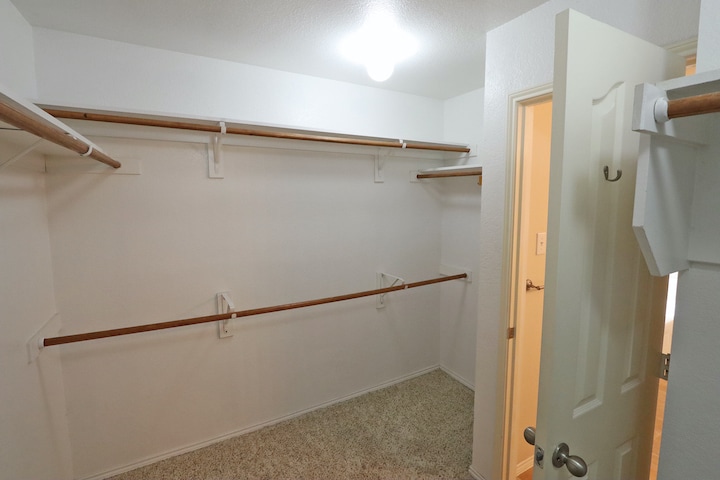 Building Photo - 1000 Warbler Ln
