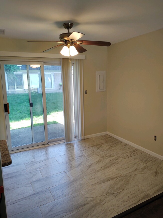 Dining room with ceramic tile floor, ceiling fan - 41247 S. Woodbury Green Dr.