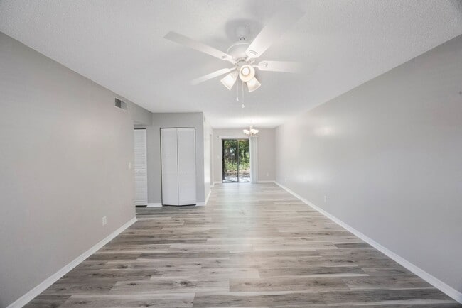 Building Photo - The Oaks at Safety Harbor 3 bedroom 2 bath