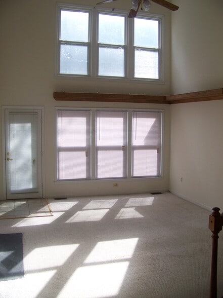 Building Photo - 14208 Greenview Dr