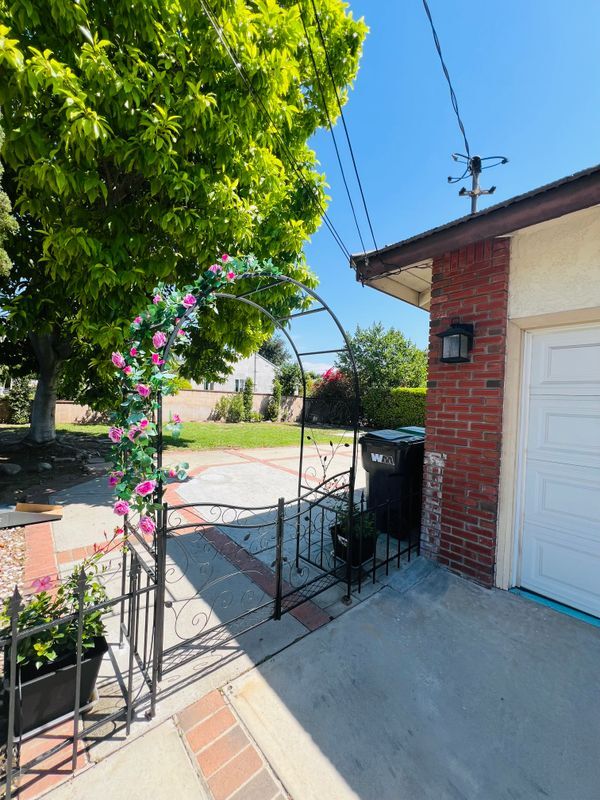 Building Photo - 1430 Lovell Ave