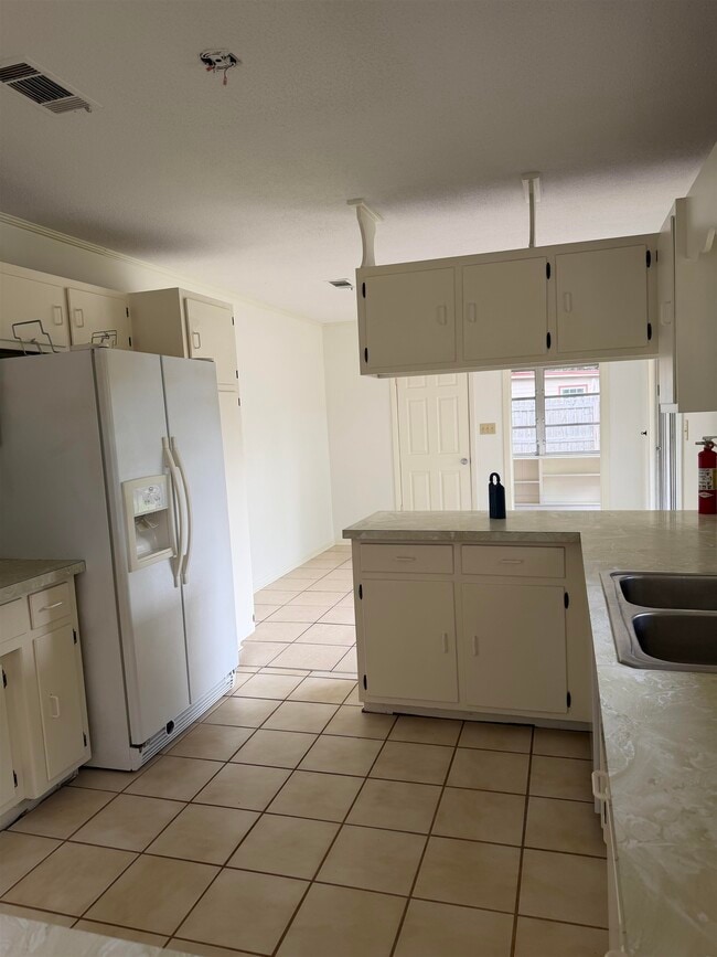 Building Photo - 1932 Shady Oaks Dr