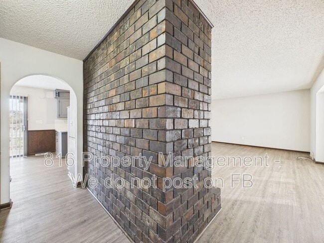 Building Photo - 3929 S Carriage Ln