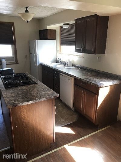 Building Photo - 3 br, 1 bath  - 1033 College St N  upper unit