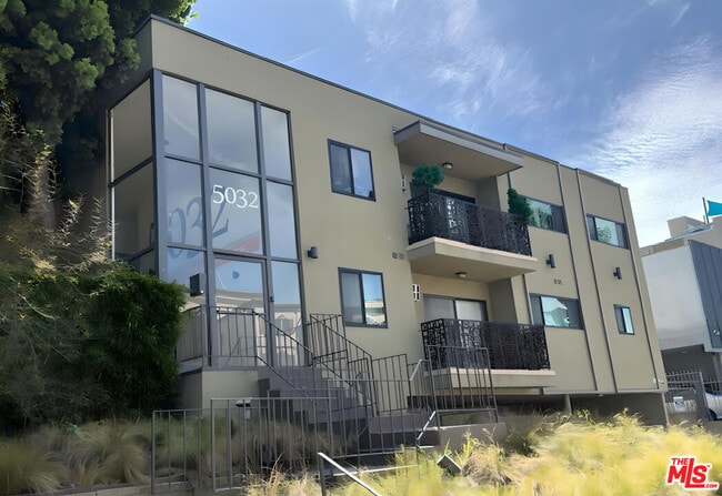 Building Photo - 5032 W Maplewood Ave