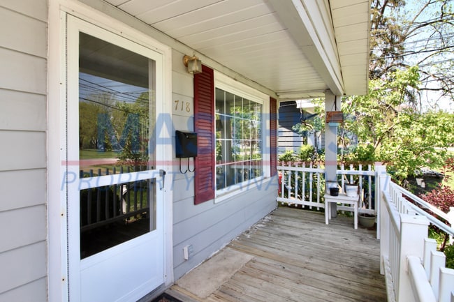 Building Photo - Three bedroom with 1 and a half bath tradi...
