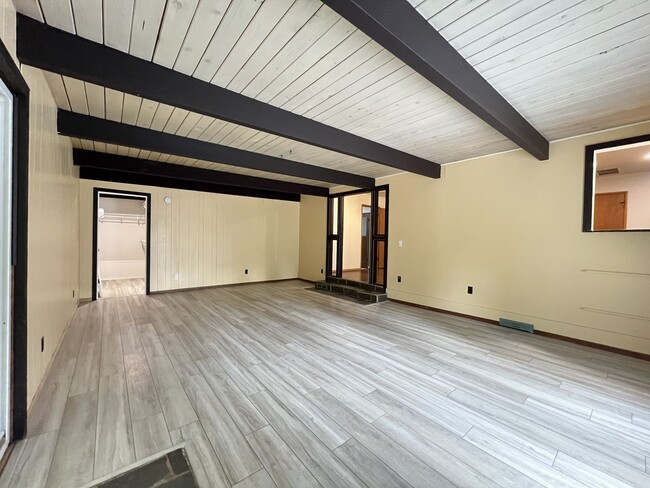 Building Photo - Beautiful 3-Bedroom West Linn Home with Bonus Room, Updated Kitchen and Large Fenced Yard